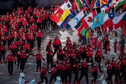 Menée par Kim Boutin, Équipe Canada fait son entrée dans le stade pour conclure les Jeux de PyeongChang. LA PRESSE CANADIENNE/Nathan Denettethe