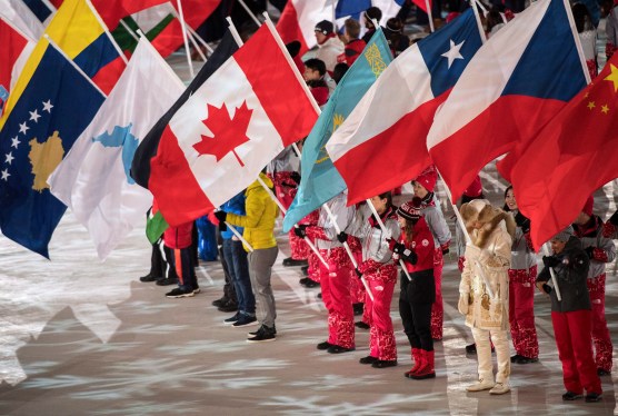 Kim Boutin, porte-drapeau du Canada, pendant la cérémonie de clôture des Jeux de PyeongChang 2018 (Photo: THE CANADIAN PRESS/Nathan Denette)