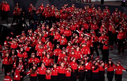 Équipe Canada fait son entrée dans le stade pour la cérémonie de clôture des Jeux de PyeongChang. (Photo: LA PRESSE CANADIENNE/Paul Chiasson)