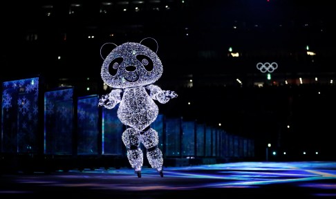 La mascotte des Jeux de PyeongChang a aussi participé au spectacle de clôture. (AP Photo/Kirsty Wigglesworth)