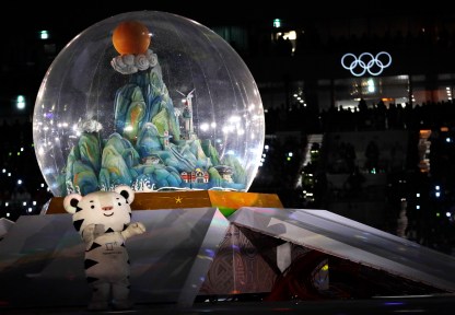 La mascotte olympique défile durant le spectacle de clôture. (AP Photo/Kirsty Wigglesworth)