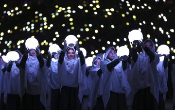 Plusieurs artistes ont offert un grand spectacle au stade, lors de la cérémonie. (AP Photo/Natacha Pisarenko)