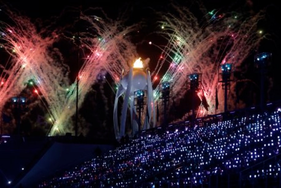 Plusieurs feux d'artifice ont été projetés à la cérémonie de clôture des Jeux de PyeongChang. (AP Photo/Michael Probst)