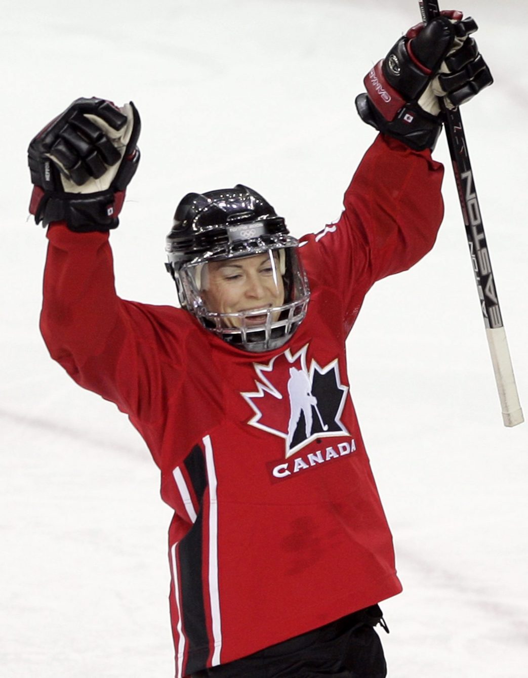 Jayna Hefford du Canada célèbre son but contre l'équipe suédoise lors de la deuxième période du match pour la médaille d'or de hockey féminin aux Jeux olympiques d'hiver de 2006 à Turin le lundi 20 février 2006 à Turin. (CP PHOTO / Paul Chiasson)