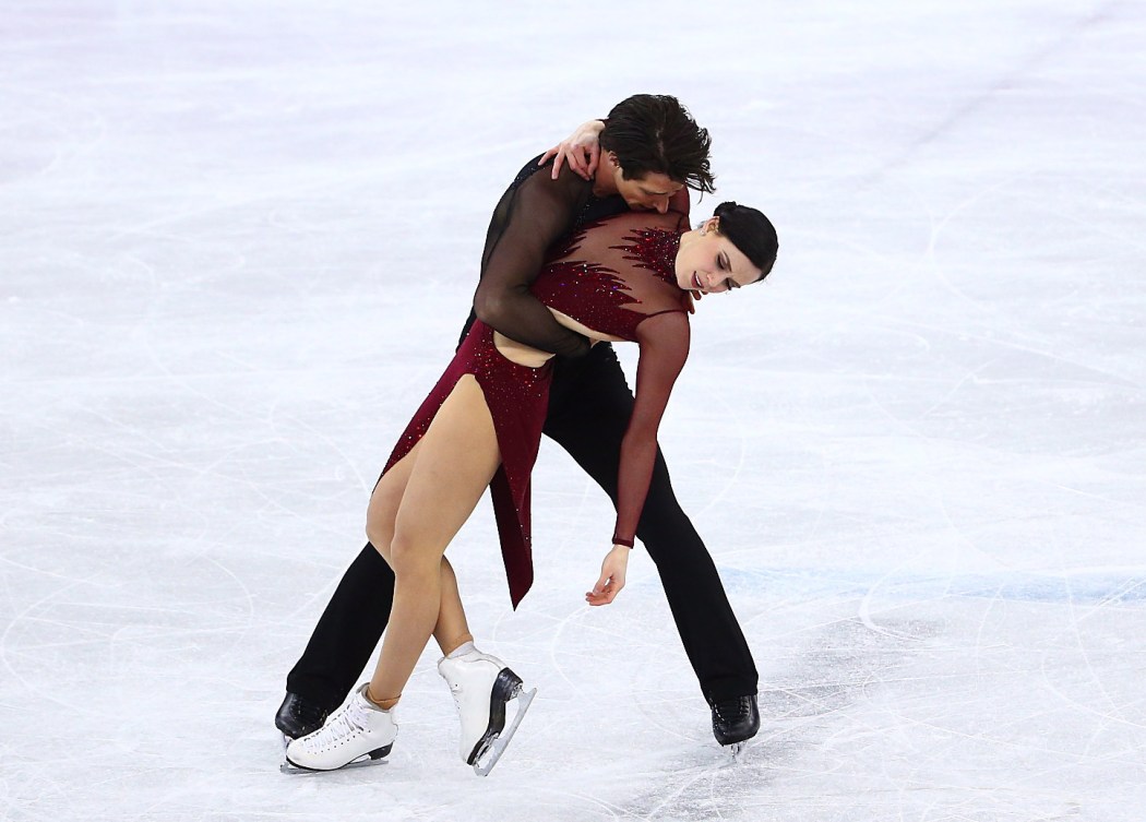 Tessa Virtue et Scott Moir lors du programme libre de danse sur glace à PyeongChang 2018. Elle porte une robe bourgogne et lui est habillé de noir. 