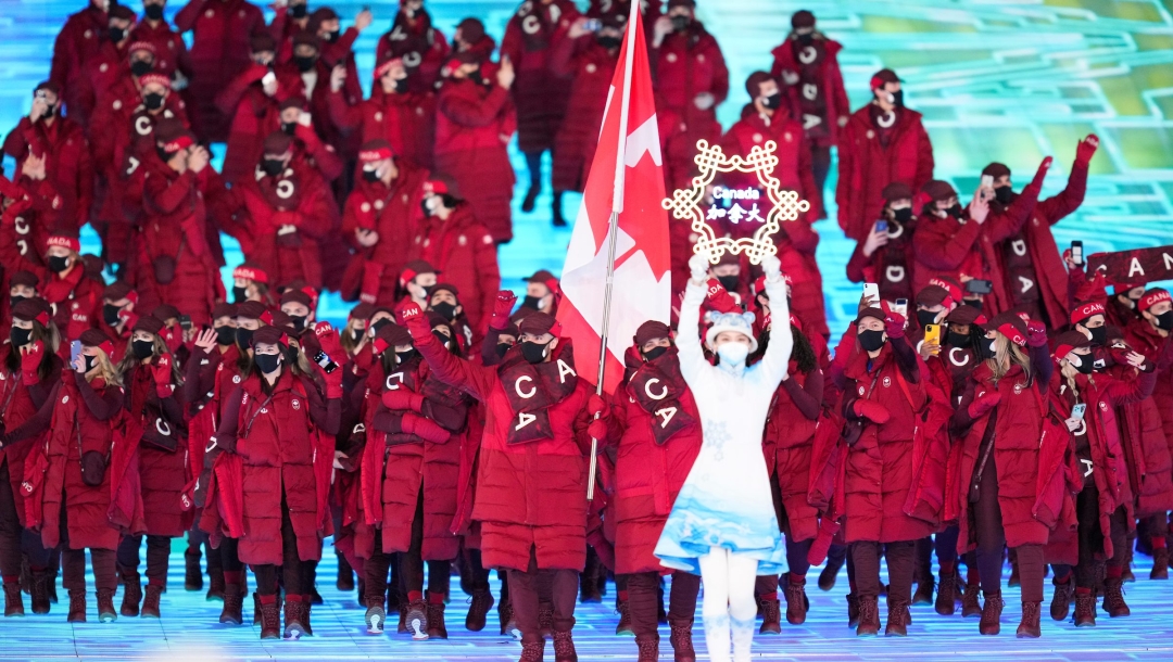 La délégation d'Équipe Canada à la cérémonie d'ouverture des Jeux olympiques d'hiver de Beijing 2022.