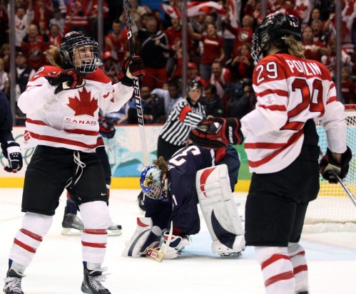 Meghan Agosta, Marie-Philip Poulin, Jessie Vetter Meghan Agosta, à gauche, célèbre avec Marie-Philip Poulin après le deuxième but contre la gardienne américaine Jessie Vetter lors de la finale du tournoi de hockey sur glace olympique de Vancouver, le jeudi 25 février 2010. LA PRESSE CANADIENNE / Jonathan Hayward