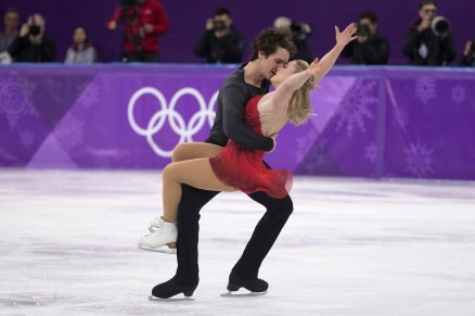 Charli Bilodeau et Julianne Séguin patinent leur programme libre à l'épreuve de couples aux Jeux olympiques de PyeongChang, le 15 février 2018. (Photo COC/Jason Ransom