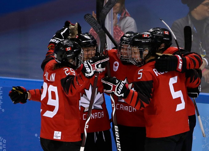 Mélodie Daoust célèbre son but avec ses coéquipières, en deuxième période du match de hockey féminin contre les athlètes olympiques de la Russie aux Jeux olympiques d'hiver de PyeongChang 2018, le 11 février 2018. (AP Photo/Frank Franklin II)