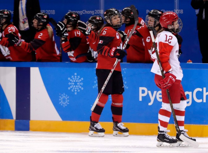 Pyeongchang Olympics Ice Hockey Women Rebecca Johnston (6) célèbre son but avec ses coéquipières, en deuxième période du match de hockey féminin contre les athlètes olympiques de la Russie aux Jeux olympiques d'hiver de PyeongChang 2018, le 11 février 2018. (AP Photo/Frank Franklin II)