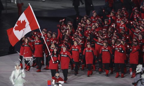Tessa Virtue et Scott Moir, en tête d'Équipe Canada, lors de la cérémonie d'ouverture de PyeongChang 2018.(AP Photo/Michael Sohn)