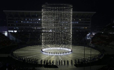 Pyeongchang Olympics Opening Ceremony Tout au long de la cérémonie, la Corée du Sud a présenté bon nombre d'effets lumineux. (AP Photo/Natacha Pisarenko)