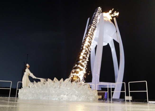 APTOPIX Pyeongchang Olympics Opening Ceremony Une spirale de feu s'est érigée pour allumer la flamme olympique. (AP Photo/David J. Phillip,Pool)