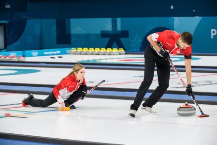 Kaitlyn Lawes et John Morris à la finale pour la médaille d'or en curling double mixte. Photo Vincent Ethier/COC
