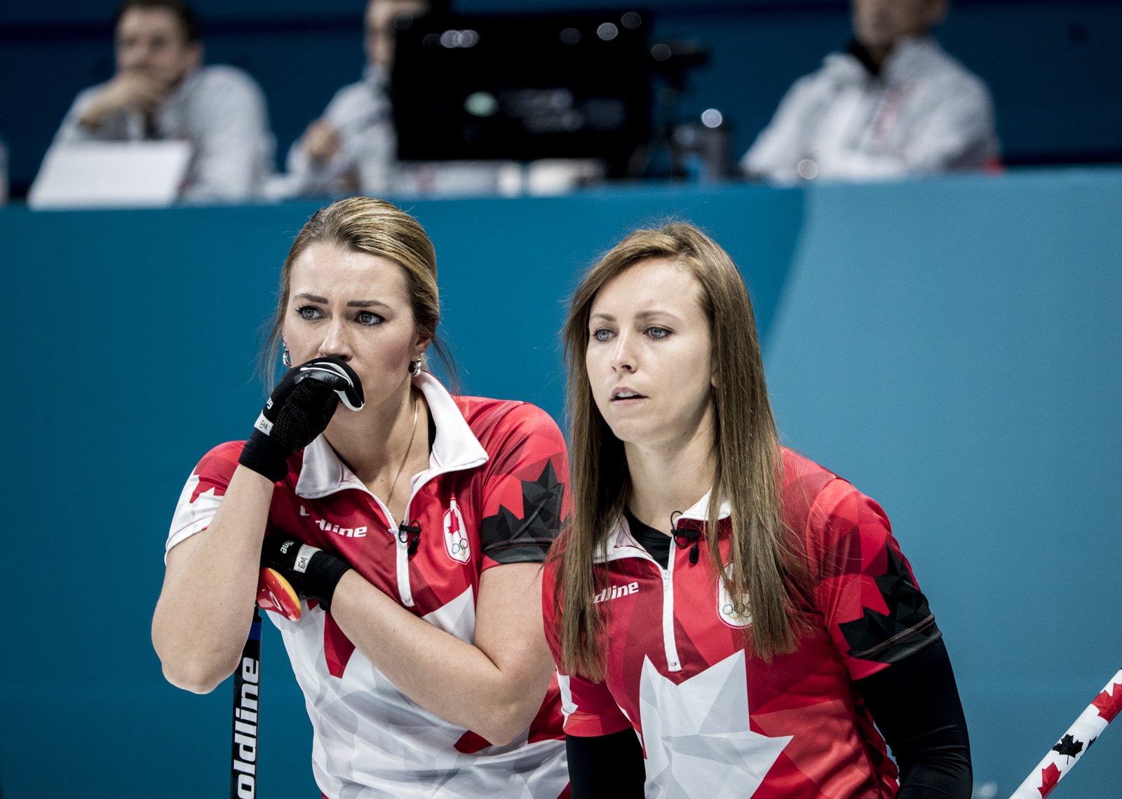 Rachel Homan et Emma Miskew en discussion
