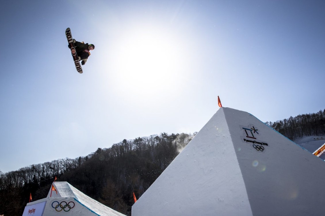 McMorris en suspension dans les airs pendant un saut