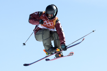 Yuki Tsubota en action à l'épreuve du slopestyle en ski acrobatique. Photo/David Jackson