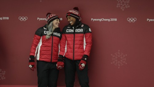 equipe canada - humphhries - george - pyeongchang 2018 Phylicia George et Kaillie Humphries célèbrent leur médaille de bronze en bobsleigh à deux à PyeongChang 2018, le 21 février 2018. (Photo : Jason Ransom/COC)