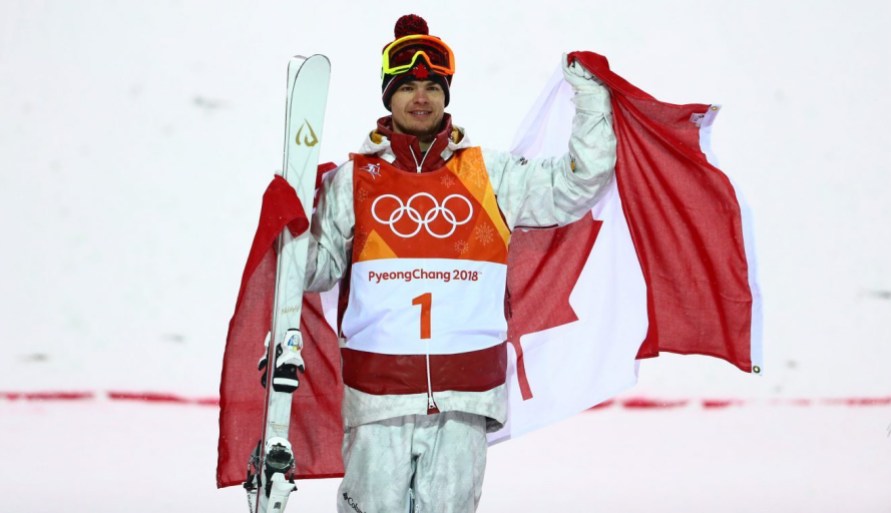 equipe canada - mikael kingsbury Mikaël Kingsbury sur le podium après avoir remporté l'or en bosses à PyeongChang 2018, le 12 février 2018. (Photo : Vaughn Ridley/COC)