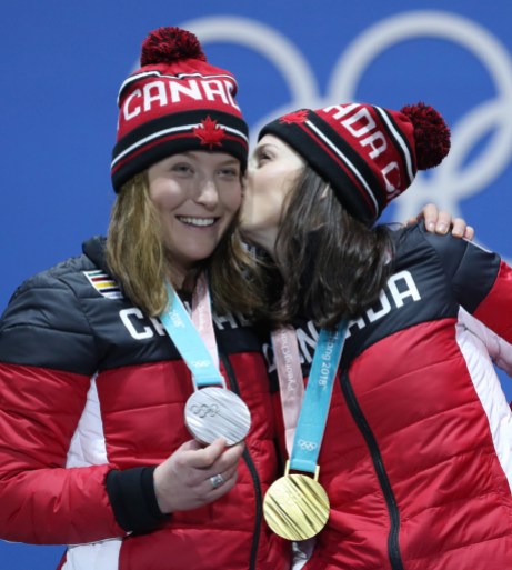 equipe canada - serwa - phelan - pyeongchang 2018 Kelsey Serwa, à droite, et Brittany Phelan célèbrent leurs médailles d'or et d'argent lors de la cérémonie des médailles aux Jeux olympiques d'hiver de PyeongChang 2018 en Corée du Sud, le vendredi 23 février 2018. LA PRESSE CANADIENNE/HO - COC/David Jackson