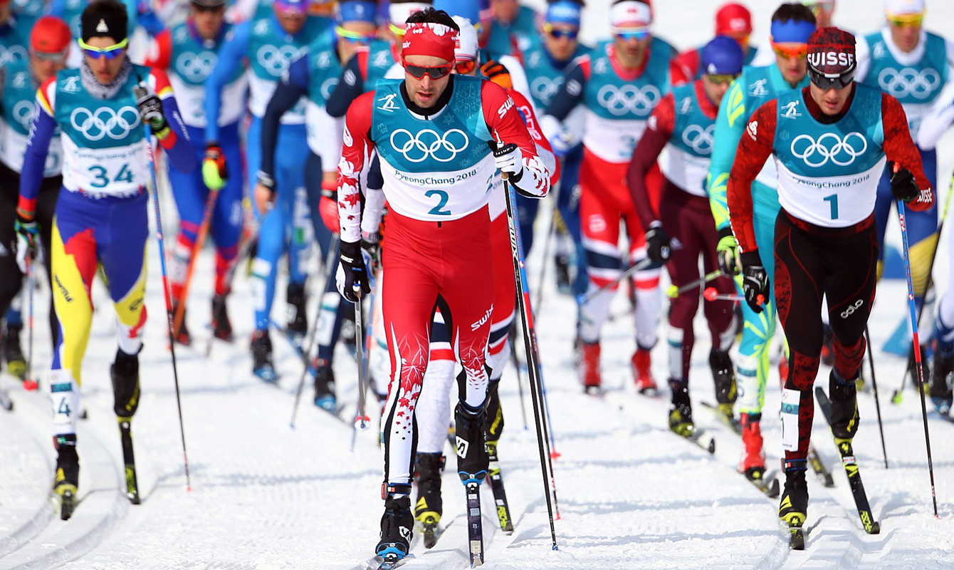 Alex Harvey (dossard 2) en tête devant le peloton au départ de l’épreuve du départ groupé 50 km à PyeongChang 2018 (Photo: CP).