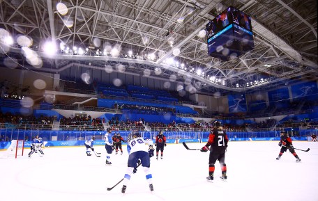 Les Canadiennes ont défait les FInlandaises 4-1 en hockey sur glace féminin. Photo Vaughn Ridley/COC