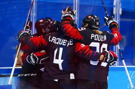 L'équipe canadienne de hockey féminin célèbre après un but. Photo Vaughn Ridley/COC