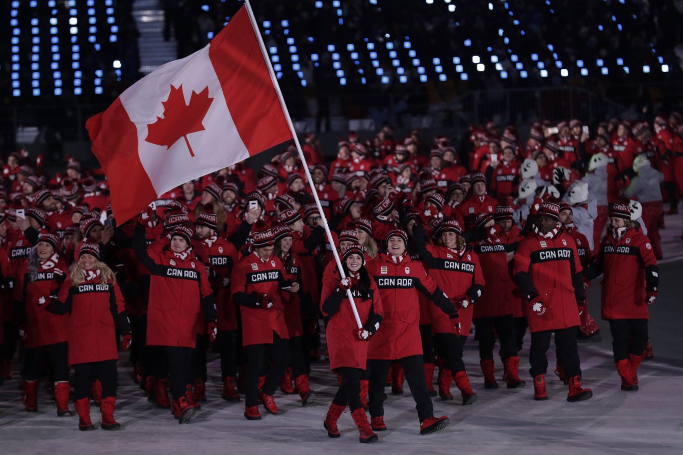 C'est Tessa Virtue qui a porté le drapeau du Canada, accompagné par Scott Moir. (Crédit: Comité olympique canadien)