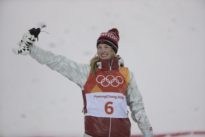 Justine Dufour-Lapointe tient la mascotte Soohorang des Jeux olympiques d’hiver de PyeongChang 2018 après avoir remporté l’argent dans l’épreuve des bosses le 11 février 2018. (Photo Jason Ransom/COC)