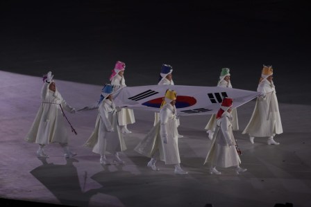 Présentation du drapeau sud-coréen, lors du spectacle de la cérémonie d'ouverture. (Crédit: Comité olympique canadien)