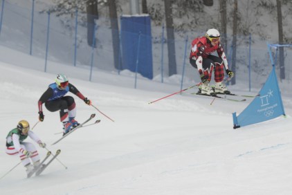 Kelsey Serwa durant la course en ski cross. (Photo: COC/Jason Ransom et David Jackson)