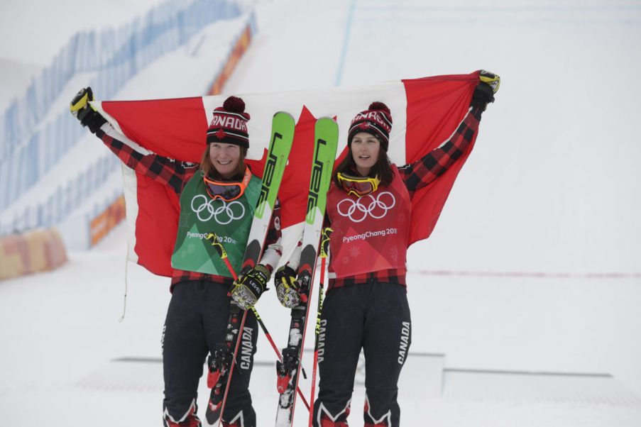 Serwa et Phelan soulèvent le drapeau unifolié à la fin de la course. (Photo: COC/Jason Ransom et David Jackson)