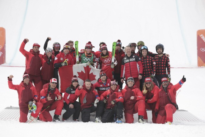 Les deux Canadiennes entourées du reste de l'Équipe Canada. (Photo: COC/Jason Ransom et David Jackson)