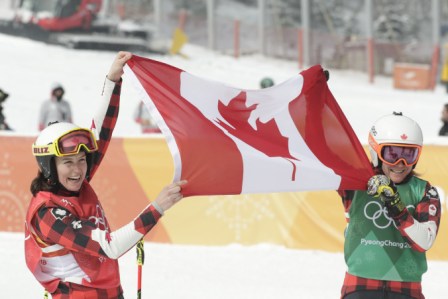 Serwa et Phellan soulèvent fièrement le drapeau canadien.(Photo: COC/Jason Ransom et David Jackson)