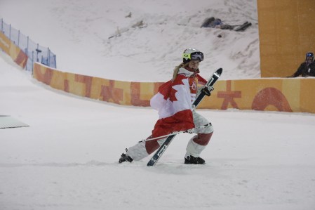 Justine Dufour-Lapointe célèbre aux Jeux olympiques d’hiver de PyeongChang 2018 après avoir remporté l’argent dans l’épreuve des bosses le 11 février 2018. (Photo Jason Ransom/COC)