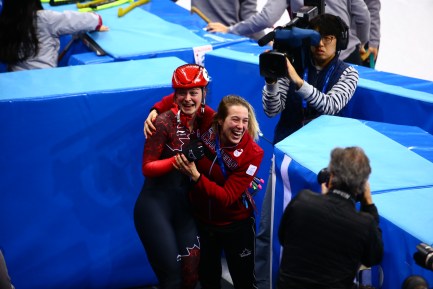 Kim Boutin célèbre sa médaille de bronze en compagnie de sa coéquipière Marianne St-Gelais. Photo Vaughn Ridley/COC