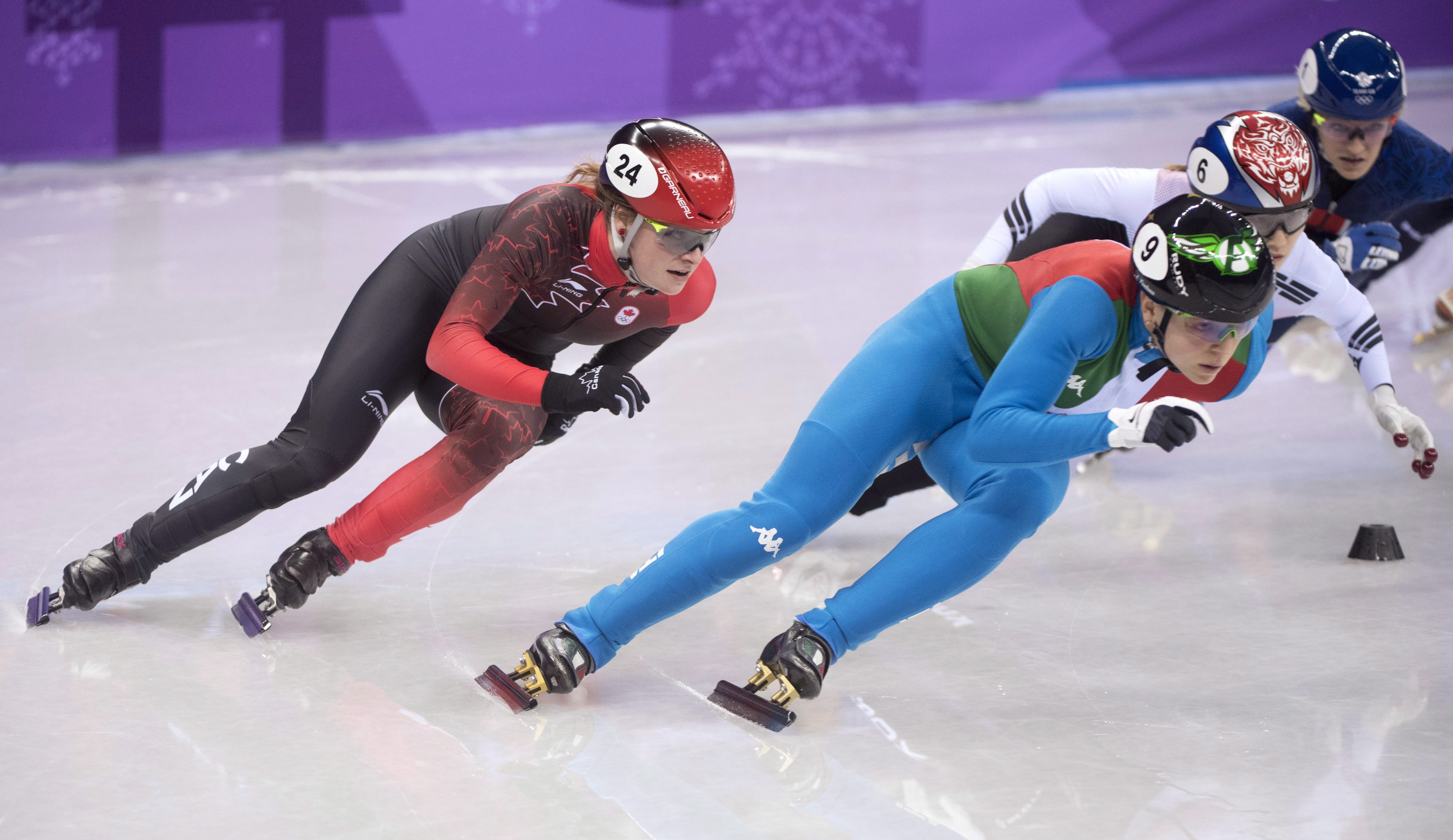Kim Boutin patine derrière la légende italienne du patinage de vitesse, Arianna Fontana, lors de la finale du 500 m en patinage de vitesse sur courte piste, aux Jeux olympiques le PyeongChang, le 13 février 2018. LA PRESSE CANADIENNE/Paul Chiasson