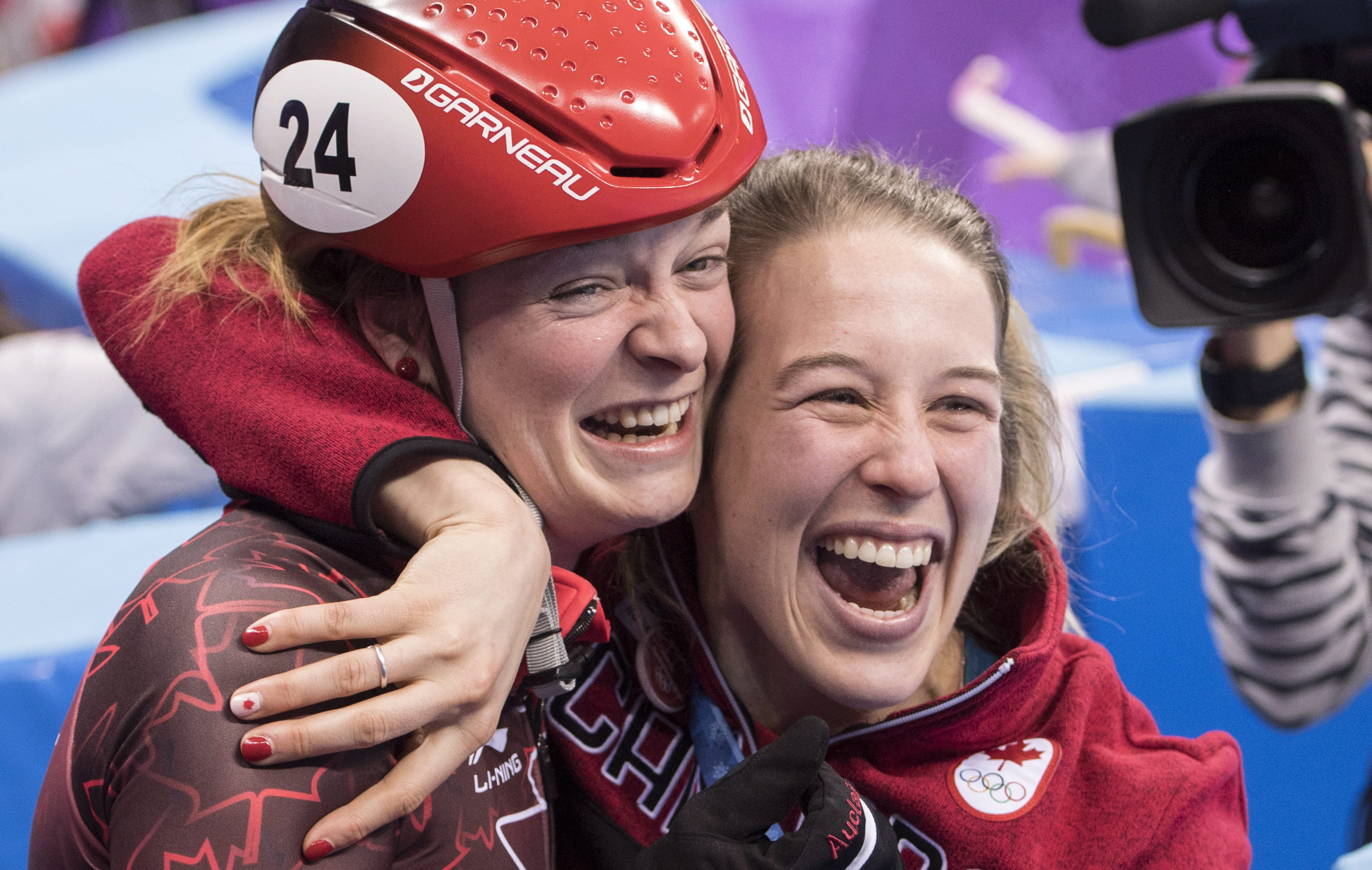 Kim Boutin et Marianne St-Gelais célèbrent après l'annonce de la victoire de Boutin à la finale du 500 m femmes aux Jeux olympiques de PyeongChang 2018, le 13 février 2018. LA PRESSE CANADIENNE/Paul Chiasson