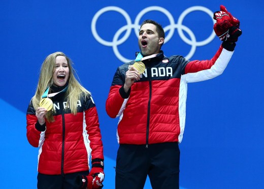 Kaitlyn Lawes et John Morris reçoivent leur médaille d'or en curling double mixte aux Jeux olympiques de PyeongChang 2018, le 14 février 2018. (Photo Vaughn Ridley/COC)