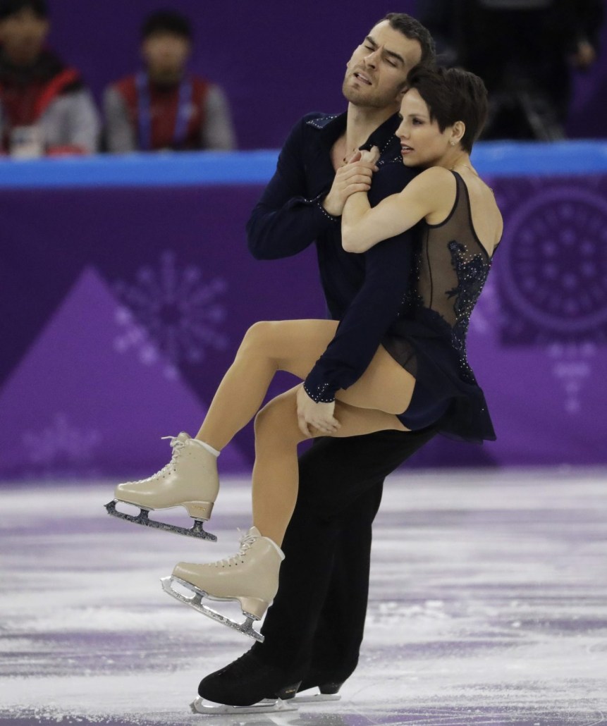 Le couple Megan Duhamel et Eric Radford patinent leur programme court lors de l'épreuve par équipes à PyeongChang 2018, le 8 février 2018. (AP Photo/Bernat Armangue)
