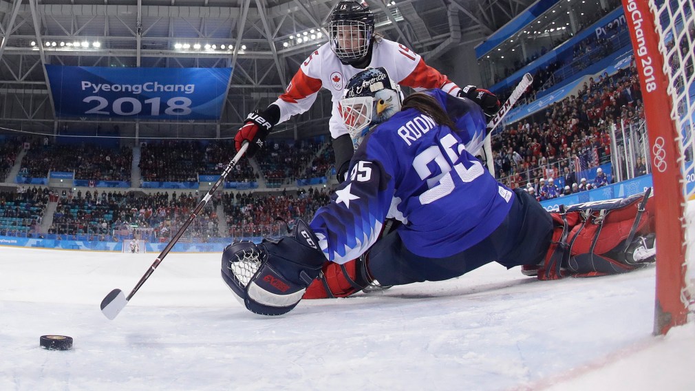 Mélodie Daoust (15) compte un but contre la gardienne de but américaine, en tir de pénalité, le 22 février 2018. AP Photo/Frank Franklin II, Pool