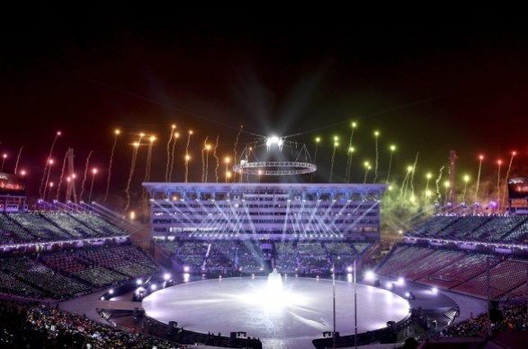 Pyeongchang Olympics Opening Ceremony Des feux d'artifice ont lancé officiellement la cérémonie d'ouverture aux Jeux olympiques de PyeongChang 2018, le 9 février 2018. (Franck Fife/Pool Photo via AP)