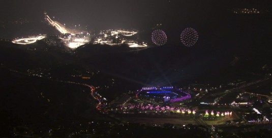 À droite, le Stade olympique de PyeongChang 2018, à gauche, le resort d'Alpensia, qui accueillera la moitié des épreuves olympiques. (OBS-IOC via AP)