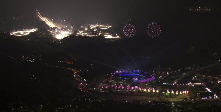 Pyeongchang Olympics Opening Ceremony À droite, le Stade olympique de PyeongChang 2018, à gauche, le resort d'Alpensia, qui accueillera la moitié des épreuves olympiques. (OBS-IOC via AP)