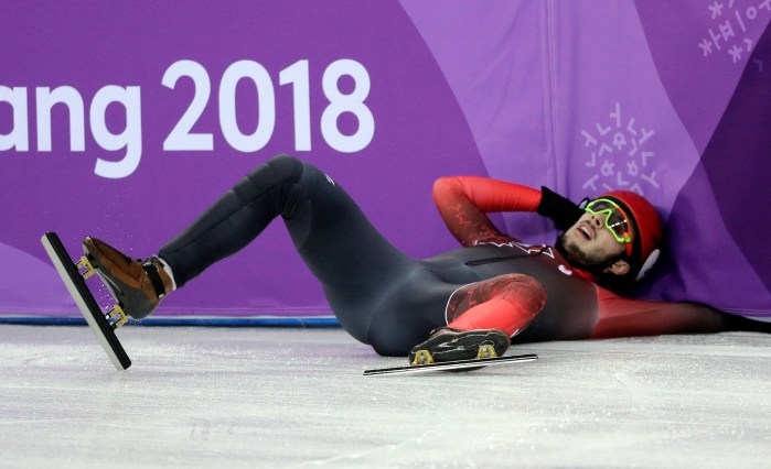Samuel Girard est au sol après sa chute au relais 5000 m - hommes, aux Jeux olympiques de PyeongCHang 2018, le 13 février 2018. (AP Photo/David J. Phillip)