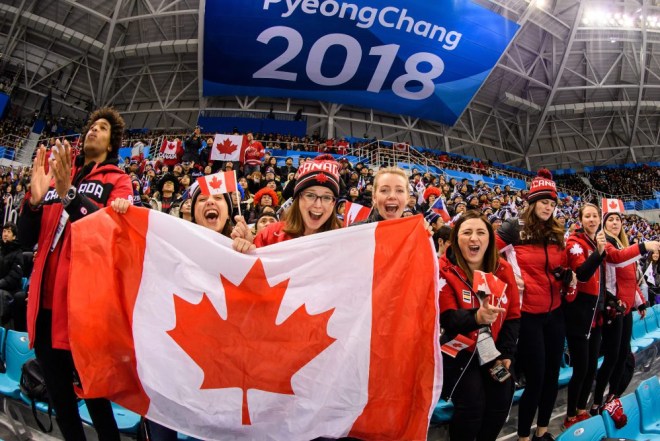 Les fans du Canada célèbrent le deuxième but marqué par le Canada contre les athlètes de la République Tchèque le 17 février 2018.(Photo: Vincent Ethier/COC)