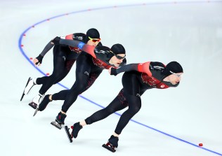 Jordan Belchos, Denny Morrison et Ted-Jan Bloemen patinent à l'épreuve en poursuite par équipes. (Photo par Vaughn Ridley/COC)