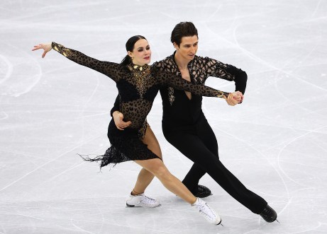Tessa Virtue et Scott Moir terminent en première place et accèdent à la finale en danse sur glace. COC Photo par Vaughn Ridley