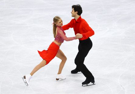 Kaitlyn Weaver et Andrew Poje patinent leur programme court de danse sur glace aux Jeux olympiques de PyeongChang, le 19 février 2018. Photo COC/Vaughn Ridley