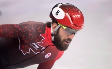 Charles Hamelin est sacré champion du monde en patinage de vitesse sur courte piste. LA PRESSE CANADIENNE/Paul Chiasson